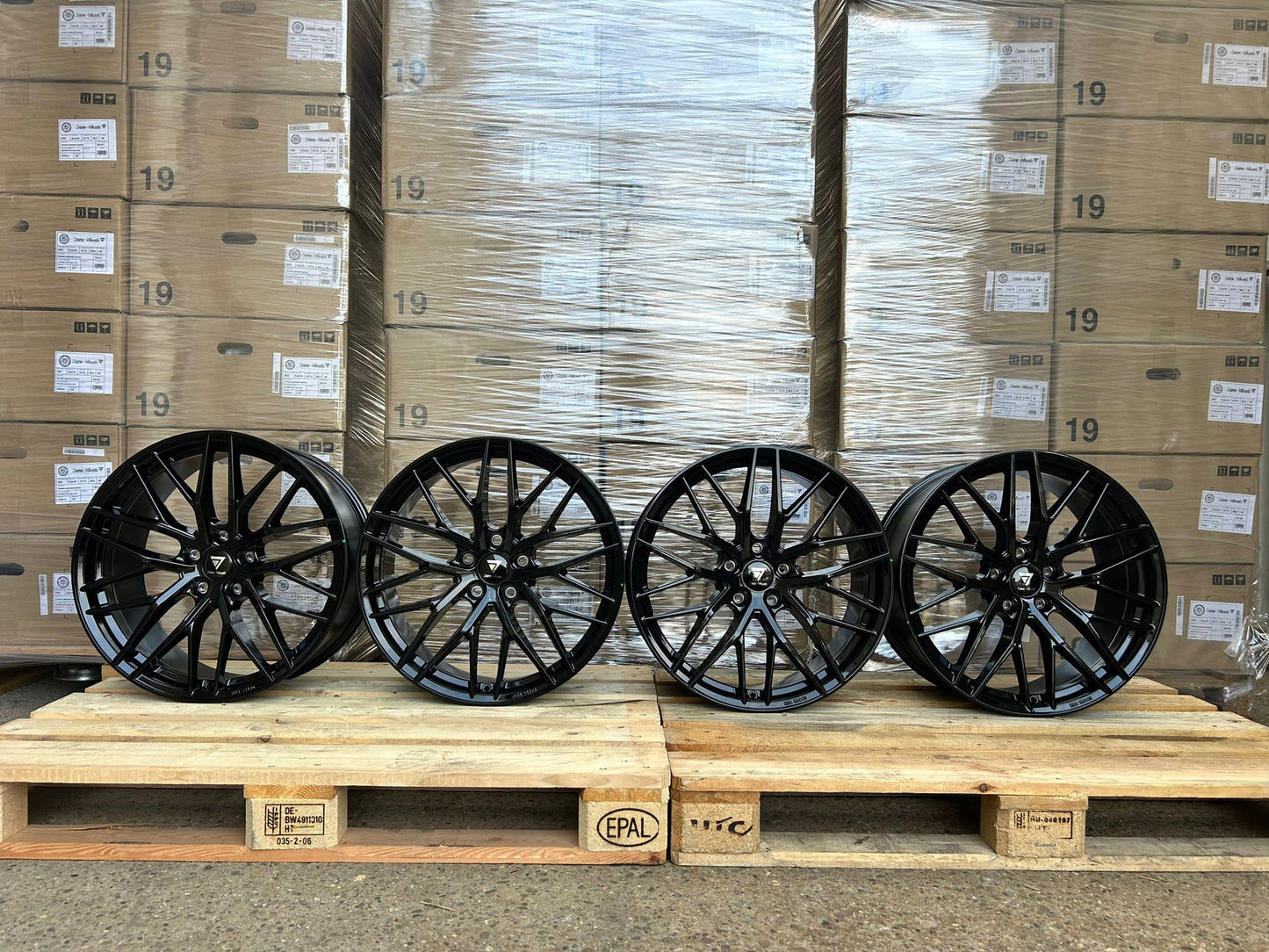 V1 Wheels DS2 #95156 Schwarz Glanz 9x20 ET45 5x120 für VW T5 T6 Multivan, Caravelle und VW Amarok - x-tyres