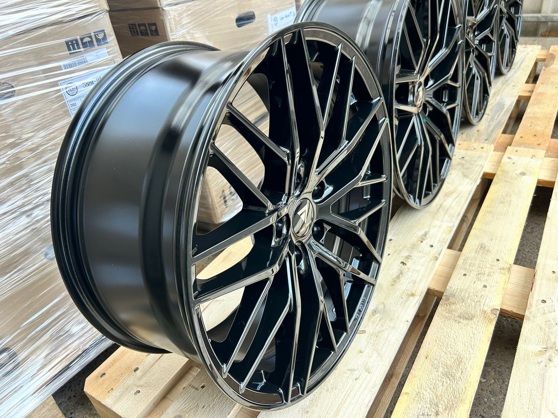 V1 Wheels DS2 #95156 Schwarz Glanz 9x20 ET45 5x120 für VW T5 T6 Multivan, Caravelle und VW Amarok - x-tyres