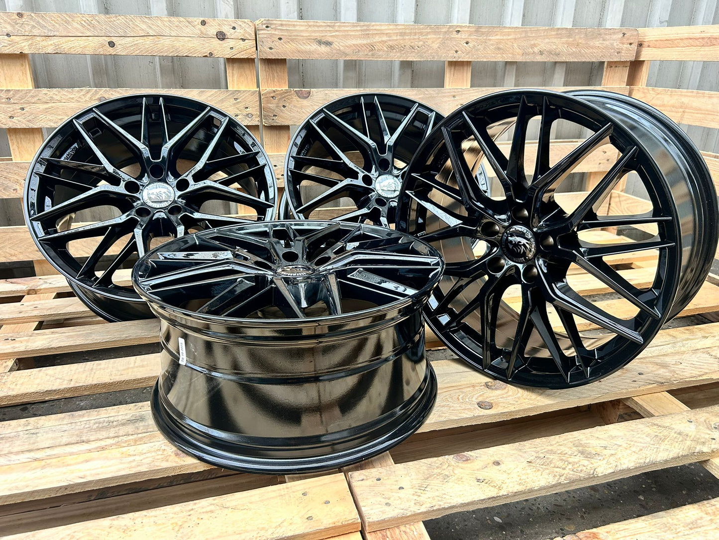 4er Satz Damina DM08 18 Zoll Schwarz Glanz ET45