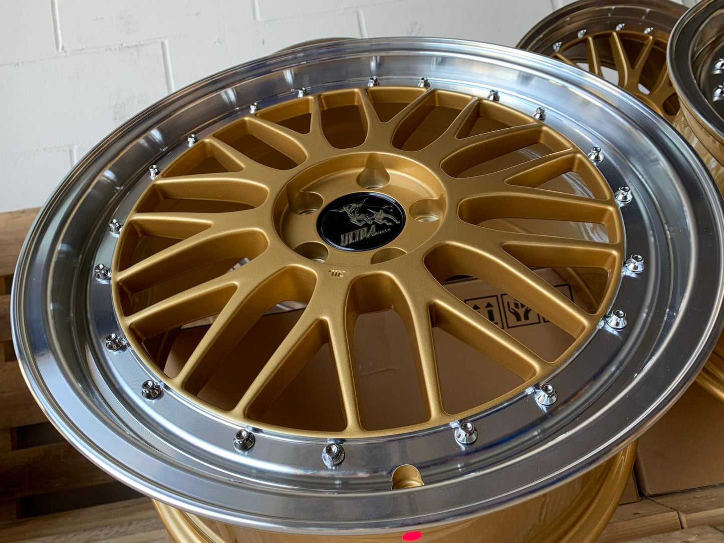 Ultra UA3 19 Zoll Gold Poliert 8,5 und 9,5x19 ET35 5/120