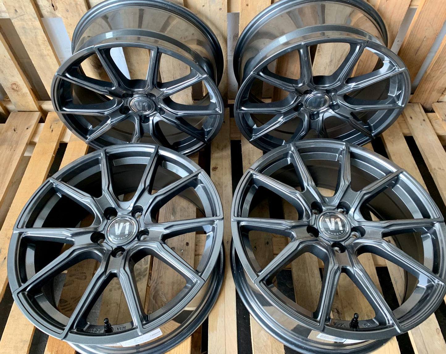 V1 Wheels V1 #99058 Daytona Grau 9x20 ET45 5x120 für VW T5 T6 Multivan, Caravelle und VW Amarok - x-tyres
