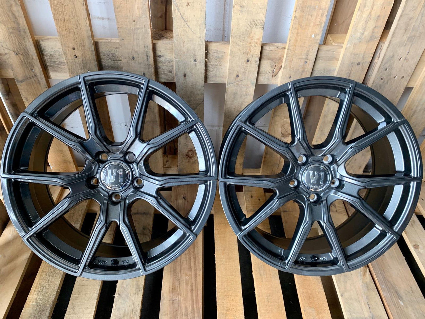 V1 Wheels V1 #99058 Daytona Grau 9x20 ET45 5x120 für VW T5 T6 Multivan, Caravelle und VW Amarok - x-tyres