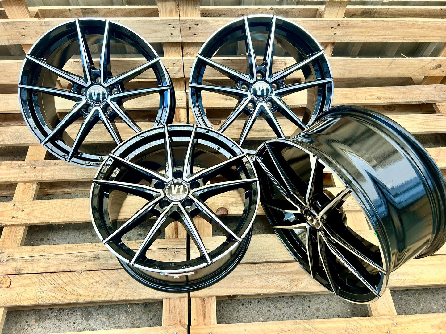 V1 Wheels V3 18 Zoll Schwarz Poliert 8,0x18 ET48 5/112