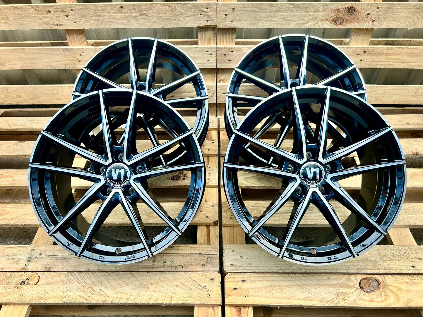V1 Wheels V3 18 Zoll Schwarz Poliert 8,0x18 ET48 5/112