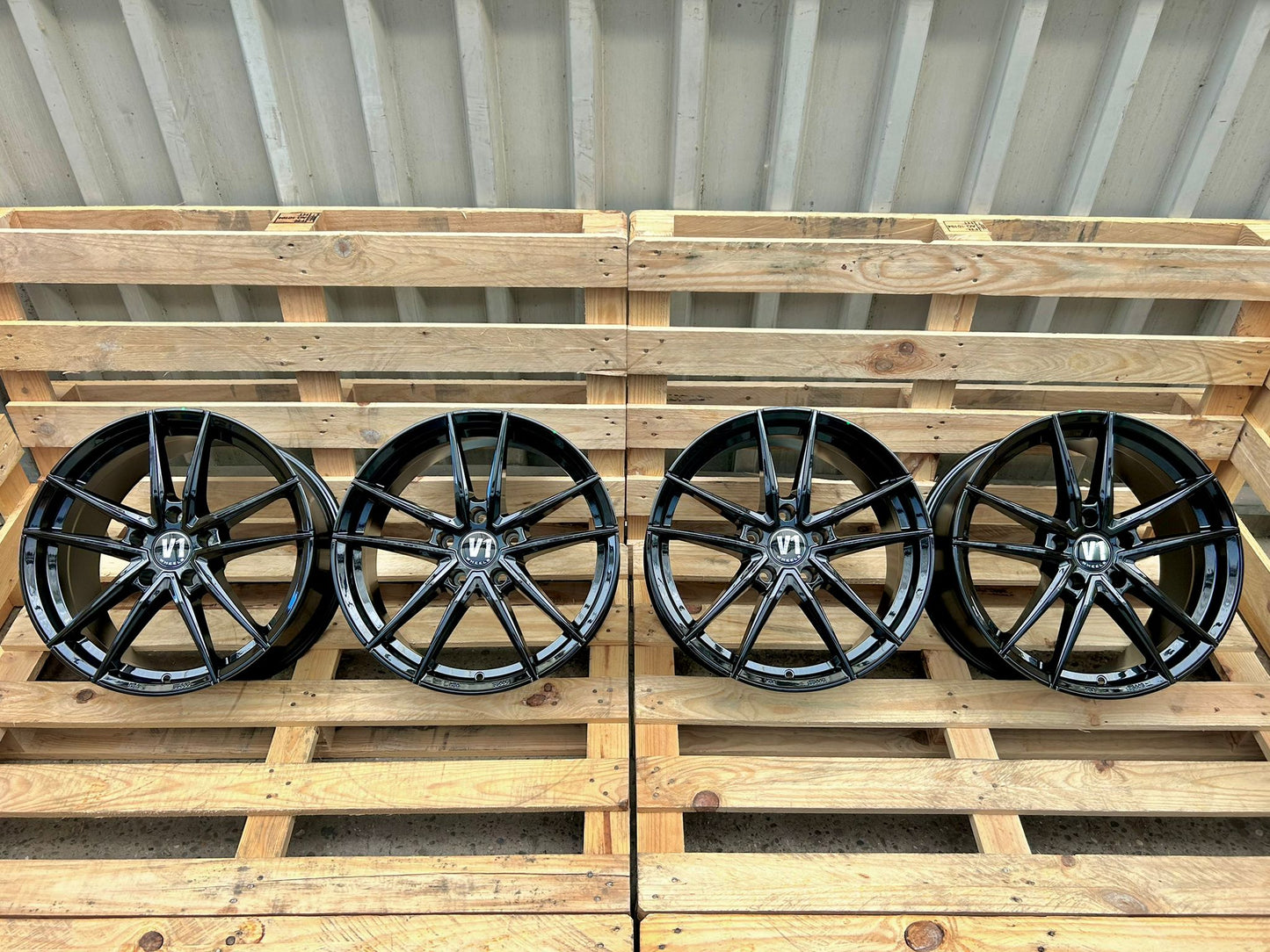 V1 Wheels V3 18 Zoll Schwarz Glanz 8,0x18 ET48 5/112