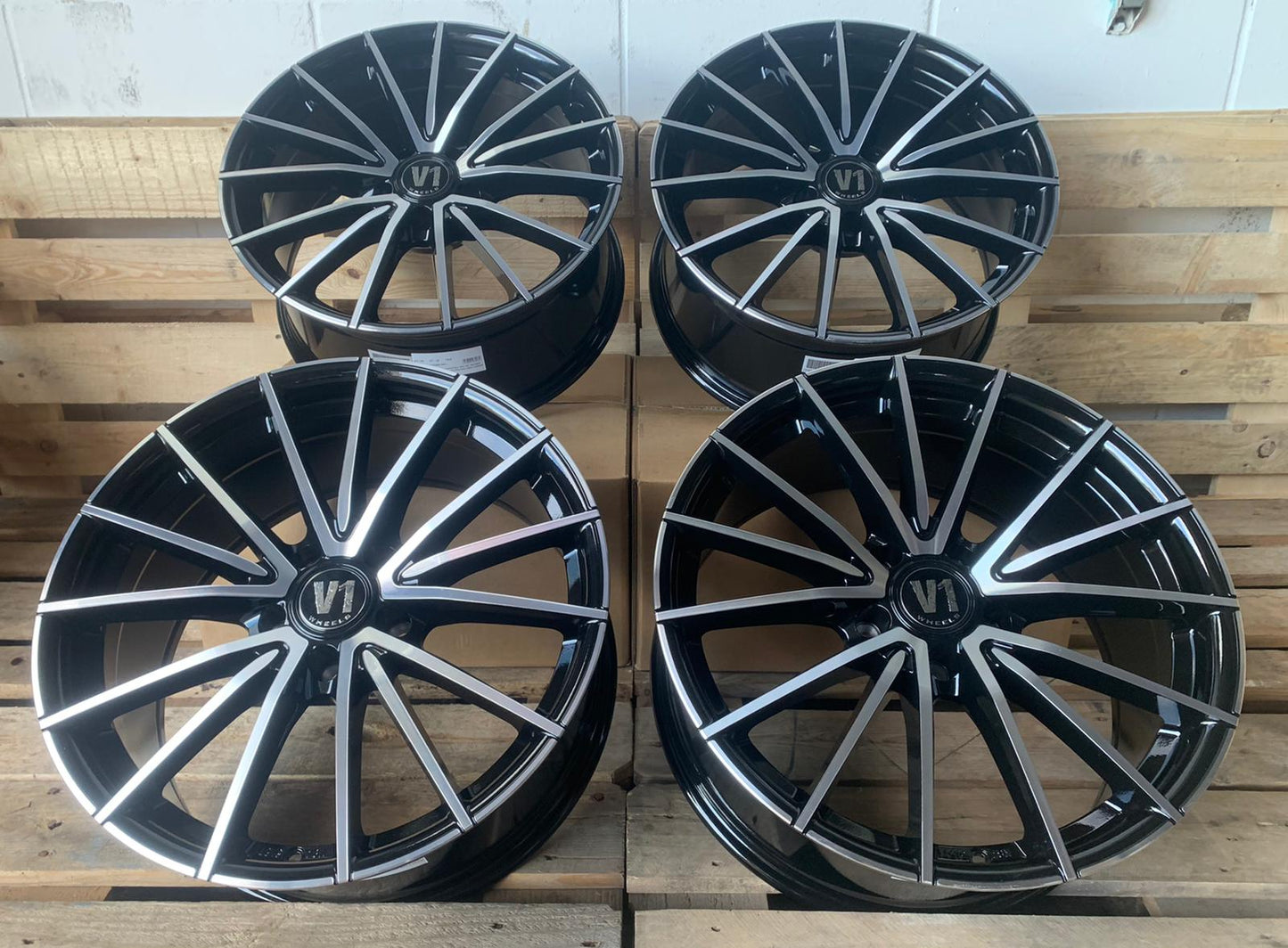 V1 Wheels V2 Felgen 18 Zoll Schwarz Poliert 8,0x18 ET35 5/112