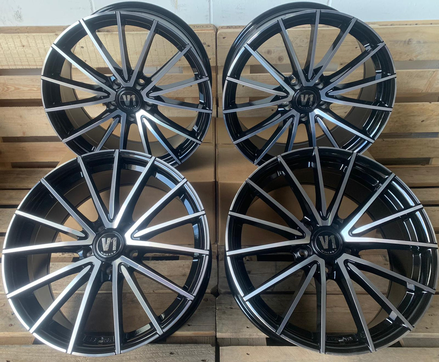 V1 Wheels V2 Felgen 18 Zoll Schwarz Poliert 8,0x18 ET35 5/112