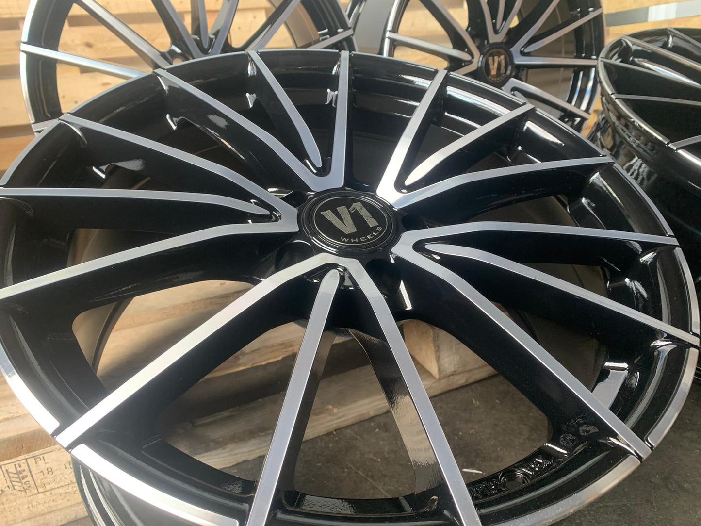 V1 Wheels V2 Felgen 18 Zoll Schwarz Poliert 8,0x18 ET35 5/112