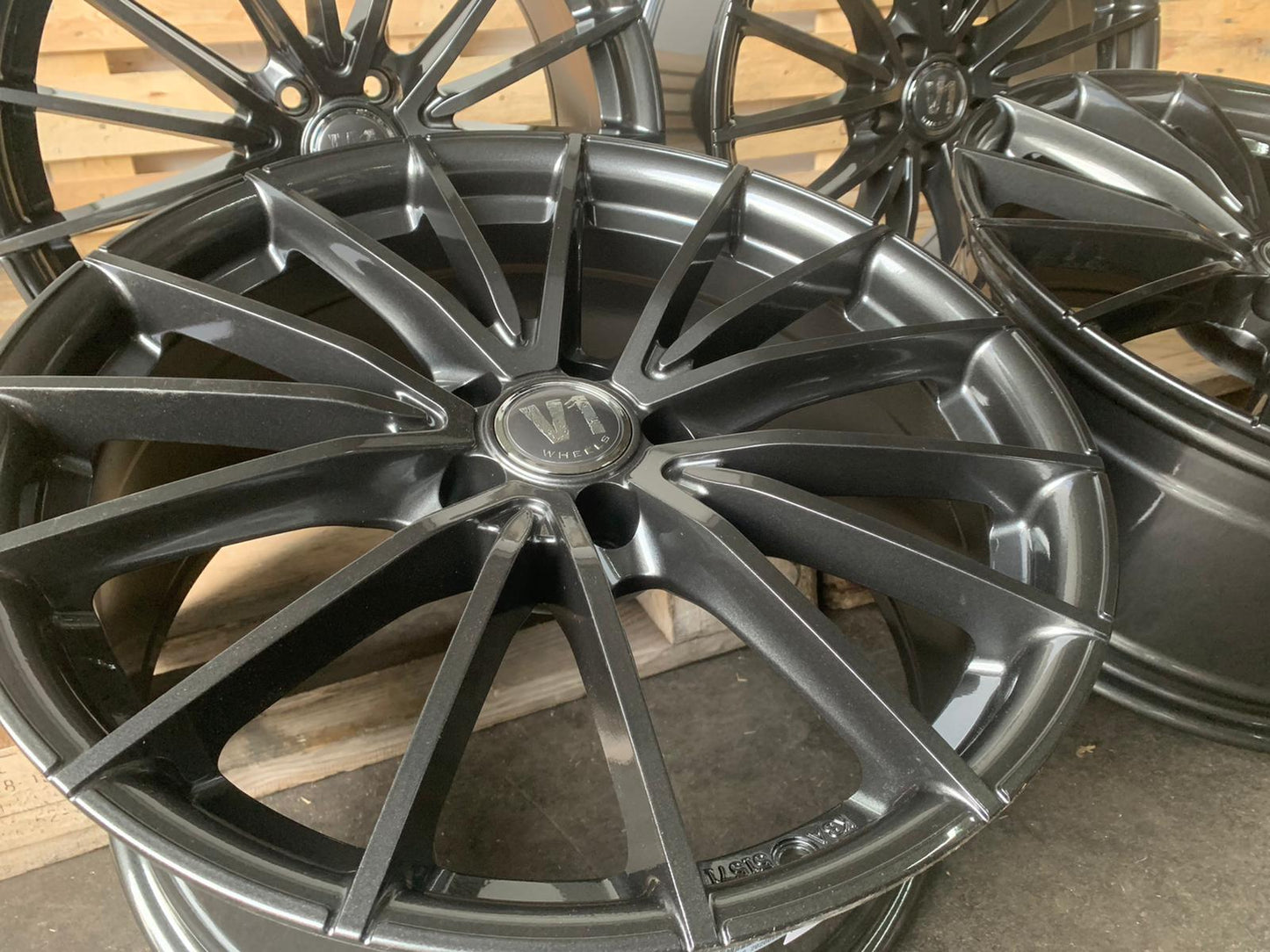 V1 Wheels V2 Felgen 19 Zoll Daytona Grau 8,5x19 ET35 5/112